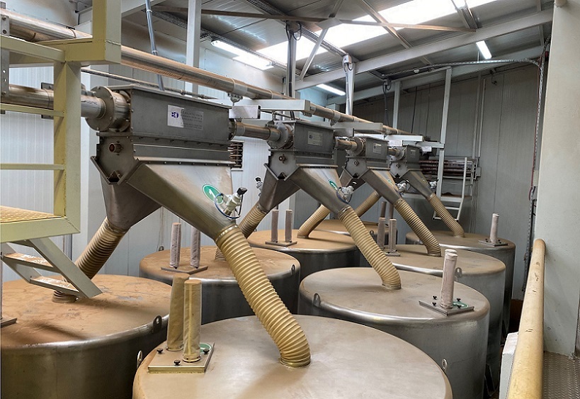 Verteilförderer verteilt Material in 8 verschieden Silos